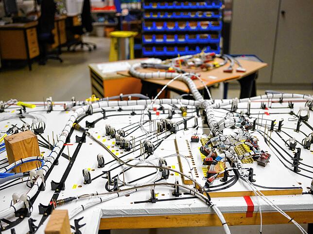 Ein kleiner Teil der Kabel, die in den Zeppelin eingebaut werden. Es handelt sich hier um die kurzen Stücke; die längsten sind etwas ...
