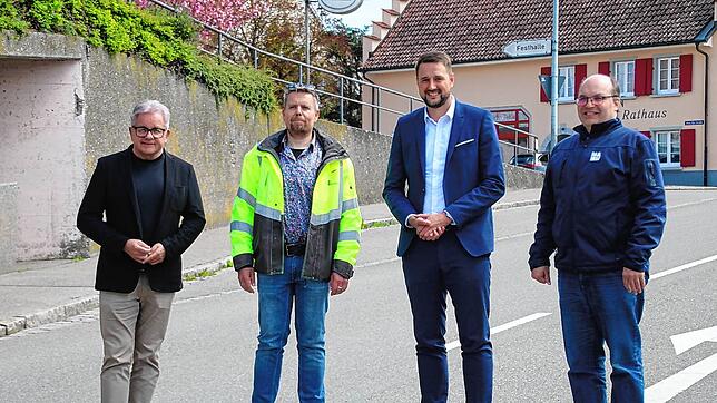 Der CDU-Landtagsabgeordnete Guido Wolf (von links), Bauamtsleiter Thilo Mayer, Bürgermeister Patrick Haas und Ortsvorsteher Johannes ...