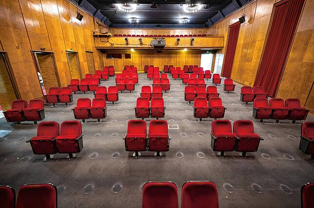 Blick in den Zuschauerraum des Konstanzer Stadttheaters: Wegen Corona kann nur ein Bruchteil der üblichen Zuschauerzahl zugelassen werden.