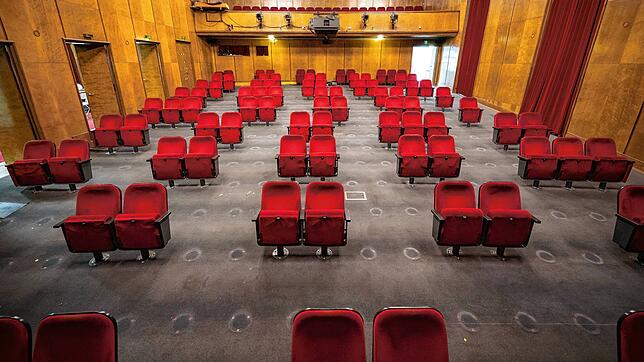Blick in den Zuschauerraum des Konstanzer Stadttheaters: Wegen Corona kann nur ein Bruchteil der üblichen Zuschauerzahl zugelassen werden.