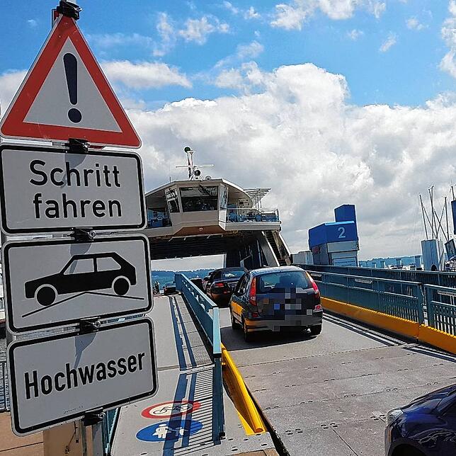 Ein ungewohntes Bild: An der Fähre mussten die Autos im Juli hinauffahren. Am Anlegen wiesen Schilder darauf hin.