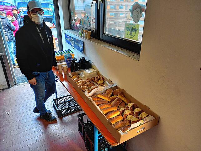 Bäckermeister André Kloos versorgt die Helfer am Samstagmorgen mit frischen Seelen und Brezeln. Auch Kaffee wurde gespendet und an die ...