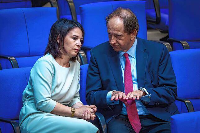 Außenministerin Annalena Baerbock (Grüne) im Gespräch mit Graf Lambsdorff im Plenarsaal.