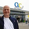 Bürgermeisterkandidat Rainer Beel vor dem Aach Center. Was dieser Ort mit seiner Kandidatur für das Stockacher Bürgermeisteramt zu tun ...