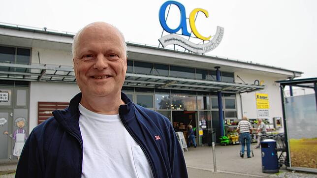 Bürgermeisterkandidat Rainer Beel vor dem Aach Center. Was dieser Ort mit seiner Kandidatur für das Stockacher Bürgermeisteramt zu tun ...