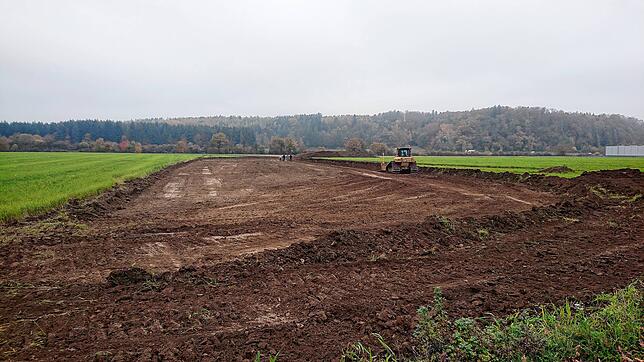 Der Bagger rollt für die ersten Arbeiten am Erweiterungsgebiet im Gewerbepark.