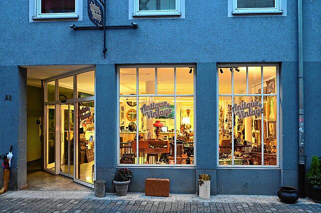 Im Geschäft „Antique & Vintage“ verkauft ein Bauunternehmen, was aus Haushaltsauflösungen und Entrümpelungen verwertbar ist. Auf zwei ...