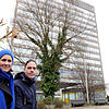 Das Ehepaar Teresa Renn und Jan Behnstedt-Renn beleuchtet am 14. März das Telekomhochhaus mit 351 Flutern zur Live-Musik der ...