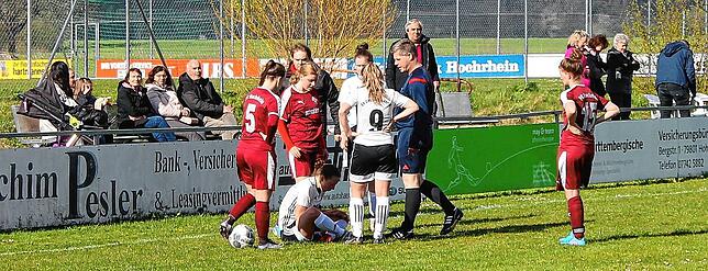Bild 8: FC Hochrhein wehrt sich tapfer beim 1:2 gegen Spitzenreiter SV Deggenhausertal &ndash; wir haben Bilder!
