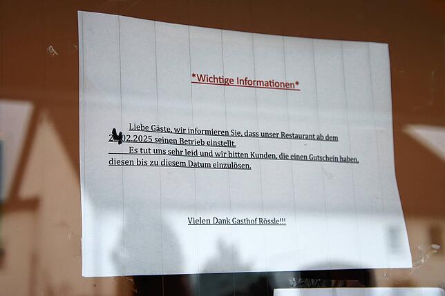 Der Gasthof Rössle informiert die Gäste per Aushang über die endgültige Schließung ab dem 24. Februar 2025.