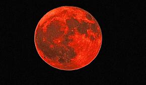 Leserreporter Michael Boos fotografierte Mittwochnacht den Mond von Meersburg aus.