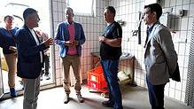 Beeindruckt zeigen sich der (vorne von links) Europaabgeordnete Andreas Schwab und der Landtagskandidat Andreas Braun im Schlachthaus, ...
