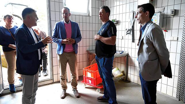 Beeindruckt zeigen sich der (vorne von links) Europaabgeordnete Andreas Schwab und der Landtagskandidat Andreas Braun im Schlachthaus, ...