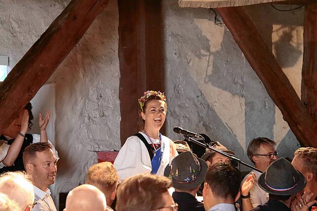 Annika Urban (hier im Bild) und Simone Hofmann müssen sich als einzige Frauen im Publikum, ebenfalls die Sticheleien von Laubis gefallen ...
