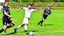 Neue Aufgaben: Toni Santoro (Mitte, im Spiel gegen den FC Wittlingen) spielt aktuell einzige Spitze bei der SG FC Wehr/Brennet. Nach dem ...