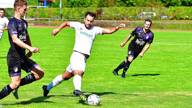 Neue Aufgaben: Toni Santoro (Mitte, im Spiel gegen den FC Wittlingen) spielt aktuell einzige Spitze bei der SG FC Wehr/Brennet. Nach dem ...