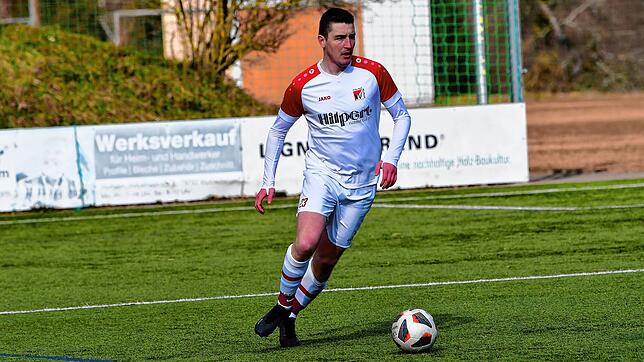 Im Dienst der Mannschaft: Wie schon beim 0:9 in Bad Bellingen musste Routinier Michael Emmerich vom FC Rot-Weiß Weilheim auch beim 0:2 ...