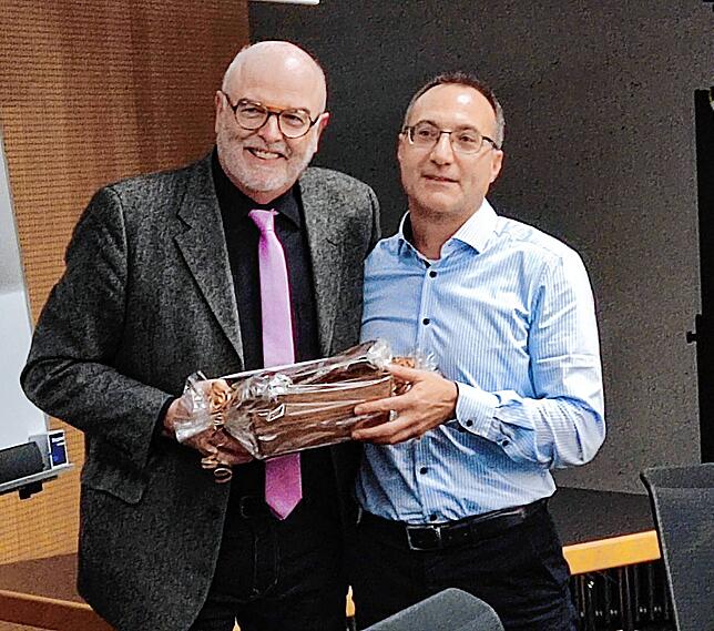 Rainer Stolz erhält von Alessandro Ribaudo ein Geschenk des Zweckverbands Blumhof.