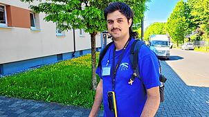 Artin Tokatlian, stellvertretender wissenschaftlicher Direktor der ICYBAC GmbH, die im Auftrag der Stadtverwaltung Tigermücken mit ...
