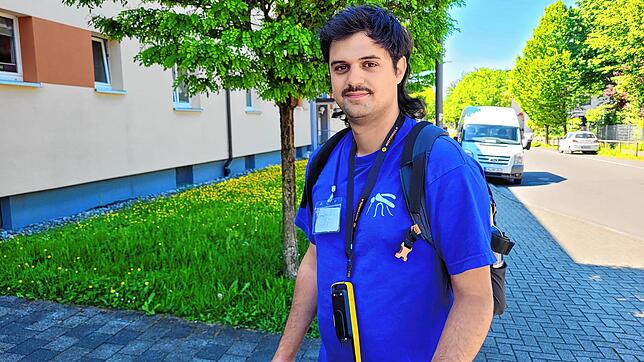 Artin Tokatlian, stellvertretender wissenschaftlicher Direktor der ICYBAC GmbH, die im Auftrag der Stadtverwaltung Tigermücken mit ...