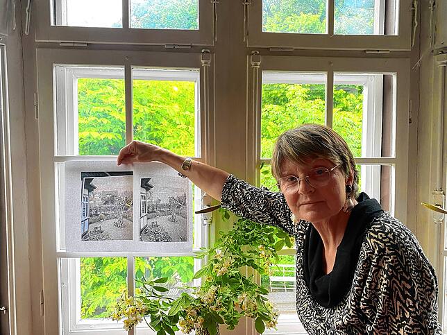 Eva Eberwein, Besitzerin des Hesse-Hauses, zeigt anhand einer Darstellung, wie sich der Ausblick aus dem denkmalgeschützten Gebäude ...