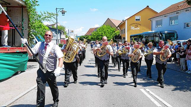 Bild 24: Großer Umzug der Musik – und Radsportvereine – hier die besten Einblicke