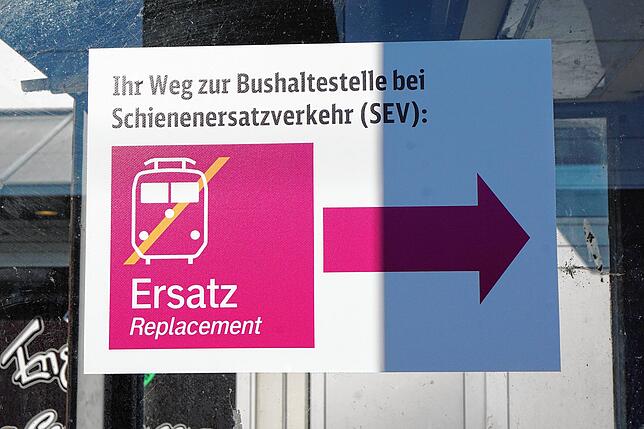Da geht‘s lang – zum Ersatzbus nach Allensbach beziehungsweise Konstanz, Abfahrt am Zentralen Omnibusbahnhof Radolfzell. ...