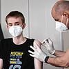 Ein 15-Jähriger wird in einer Arztpraxis in Nordrhein-Westfalen mit dem Impfstoff von Biontech/Pfizer geimpft. Unumstritten ist das ...