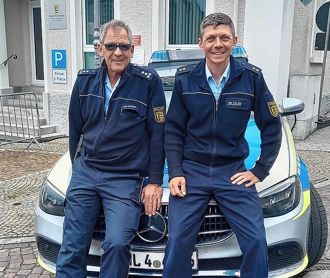 Günter Reiners (links), Leiter des Polizeipostens Markdorf, und Stephan Stitzenberger, Leiter des Polizeireviers Überlingen, loben die ...