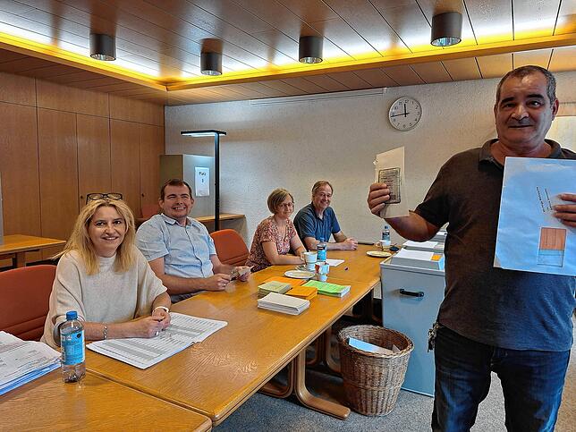 In Eggingen wurden die Wähler wie Daniele Della Giorgia (rechts) freundlich begrüßt von den Wahlhelfern. Von links: Hauptamtsleiterin ...