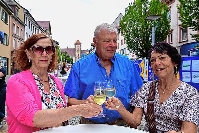 Nette Bekannte treffen und ein gutes Glas Wein genießen, das haben Eddi Kürger, Dagmar Stindl (links) und Gerlinde Maier auf dem ...