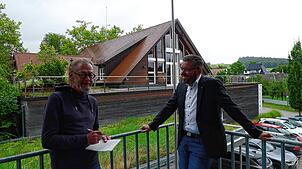 Am Rathaus in Wittenhofen interviewt SÜDKURIER-Mitarbeiter Wolf-Dieter Guip (links) Bürgermeister Fabian Meschenmoser. Im Hintergrund ...