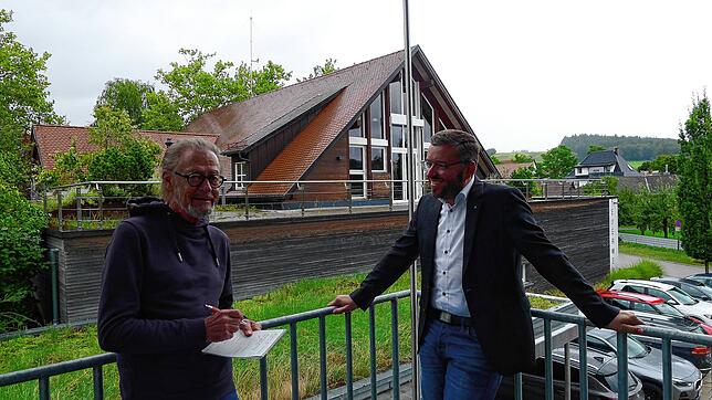 Am Rathaus in Wittenhofen interviewt SÜDKURIER-Mitarbeiter Wolf-Dieter Guip (links) Bürgermeister Fabian Meschenmoser. Im Hintergrund ...