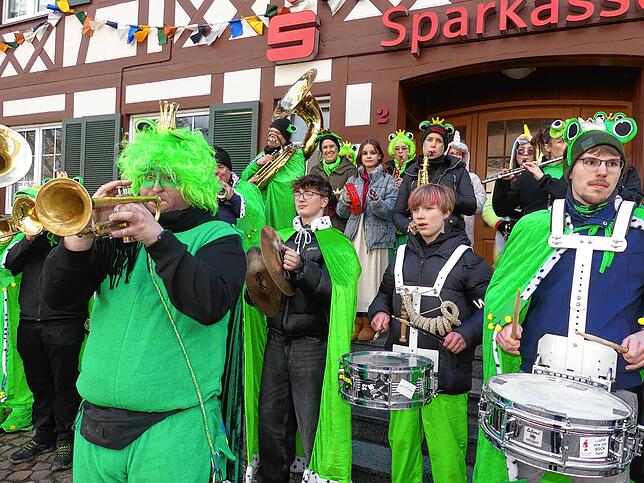 Bild 4: Fasnacht in Bermatingen: 100. Narrenbaum und 55 Jahre Zimmergilde – Die besten Bilder!