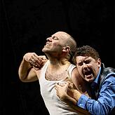 Eisejuaz (Leigh Melrose, links) ringt mit Paqui (Andrew Moore).