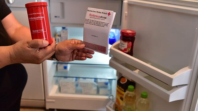 Diese rote Notfalldoese sollte im Kühlschrank aufbewahrt werden. Im Innern ist ein Informationsblatt, auf dem Krankheiten, Medikamente ...