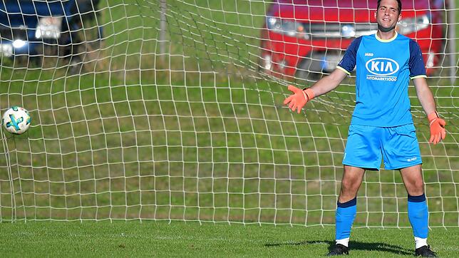 Machtlos: Martin Hackenberger vom FC Tiengen 08 kassierte in der Partie beim Freiburger FC II sechs Gegentore. Am Ende setrzte es eine ...