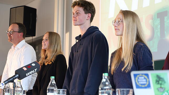 Einigkeit in der Sache: Bei der Pressekonferenz erläutern Schüler und der OB, was die Ausrufung des Klimanotstands bedeutet, von links ...