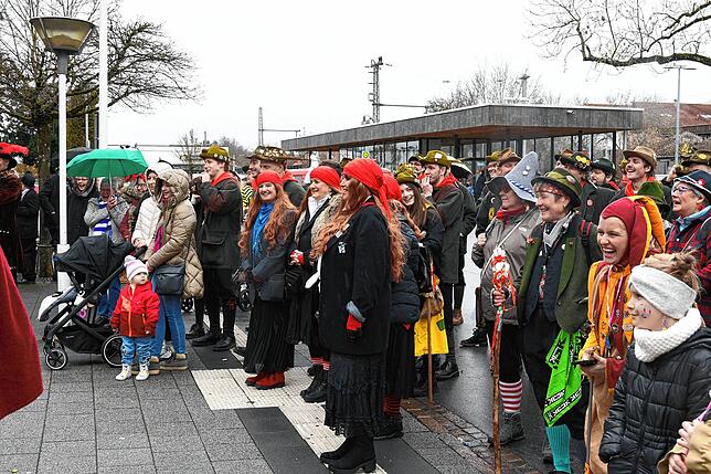 Viel närrisches Publikum hatte sich vor dem Rathaus eingefunden, um Zeuge der Machtübernahme durch die Narren zu werden.