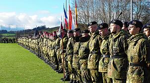 Einen beeindruckenden Anblick bieten die rund 200 Uniformierten in der Gemeinde Krauchenwies, die Pate der 2. Batterie des ...