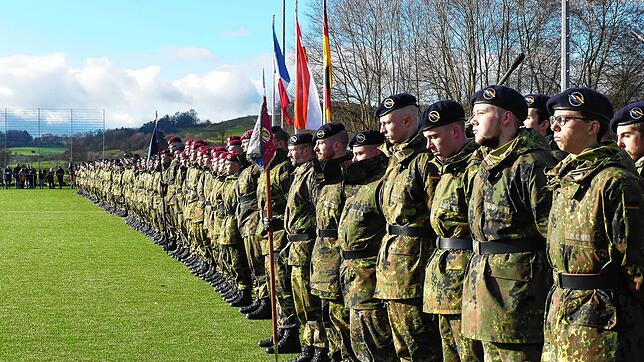 Einen beeindruckenden Anblick bieten die rund 200 Uniformierten in der Gemeinde Krauchenwies, die Pate der 2. Batterie des ...