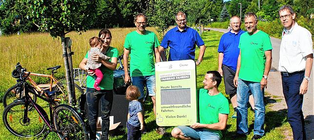 Bei der Präsentation der Fahrradzähltafel am Murger Weg (von links): Wioletta Koch, Vorsitzende der BUND-Ortsgruppe Bad Säckingen, mit ...