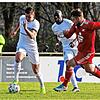Der Villinger Nico Tadic (links) versucht, an seinem Bruchsal Gegenspieler Lukas Durst vorbeizukommen. Lhjadji Badiane verfolgt die Szene.