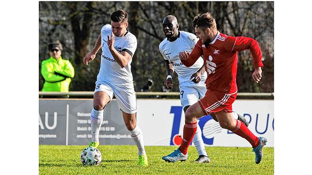 Der Villinger Nico Tadic (links) versucht, an seinem Bruchsal Gegenspieler Lukas Durst vorbeizukommen. Lhjadji Badiane verfolgt die Szene.
