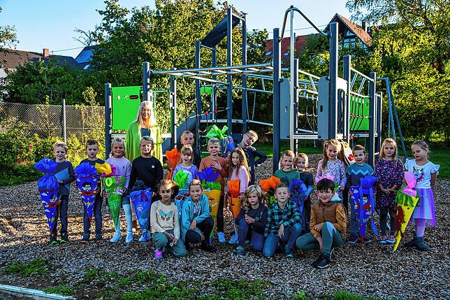 Die Klasse D1/2 der Peter-Thumb-Schule Hilzingen Außenstelle Duchtlingen mit Ihrer Klassenlehrerin Jutta Rohde bei ihrer Einschulungsfeier.