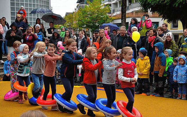 Hier wird mitgemacht und zugeschaut: Badespaß auf der Kindermeile im Oktober 2023.
