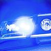 Blaulicht auf einem Polizeiauto (Symbolbild) Beim Bahnhof in Steinen (Landkreis Lörrach) ist ein Fußgänger von einem Zug erfasst worden.