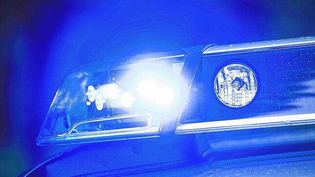 Blaulicht auf einem Polizeiauto (Symbolbild) Beim Bahnhof in Steinen (Landkreis Lörrach) ist ein Fußgänger von einem Zug erfasst worden.