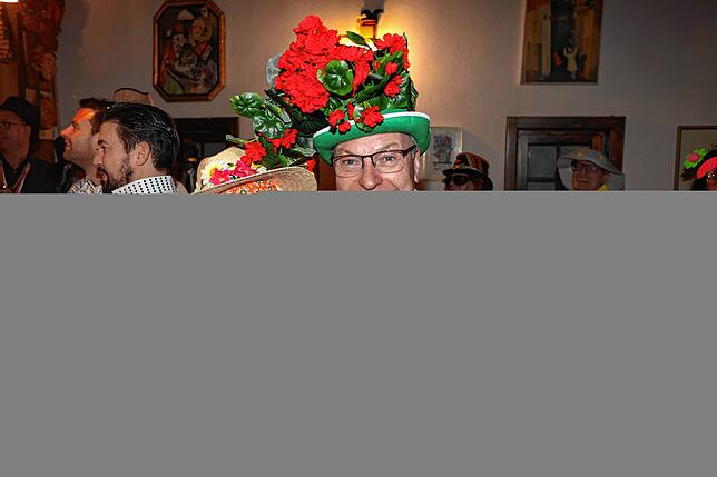 Bild 11: Konstanzer Straßenfasnacht 2025: Auch am Freitagabend wird in den Gassen gefeiert