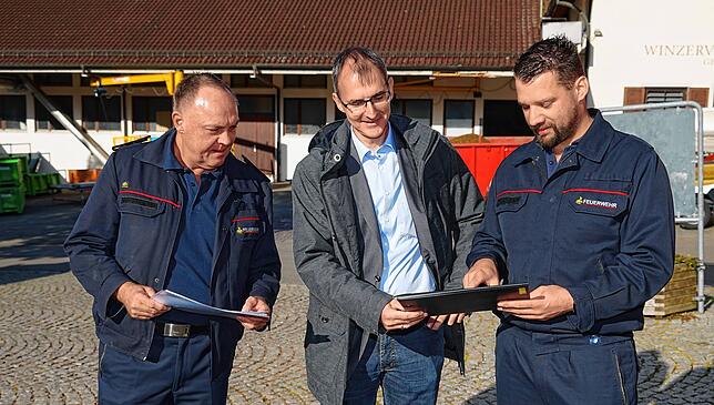 Zu Beginn der Aktion teilen Vizekommandant Edgar Bader, Bürgermeister Volker Frede und Kommandant Paul Böttcher (von links) den Teams ...